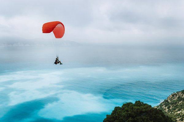 Top 5 raisons de faire du parapente à annecy cette année !